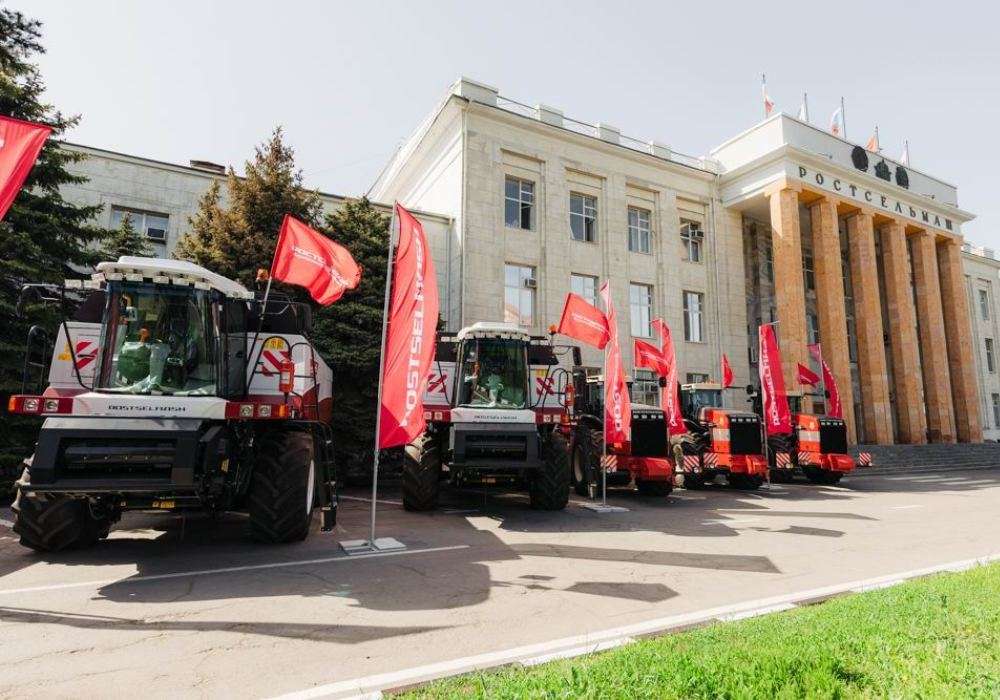 Тракторы RSM 2000 и 3000 серии перед Заводоуправлением Ростсельмаш