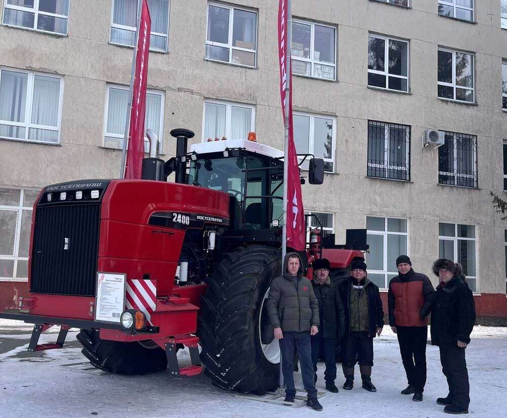 Трактор Ростсельмаш 2000 на выставке в Курганской области