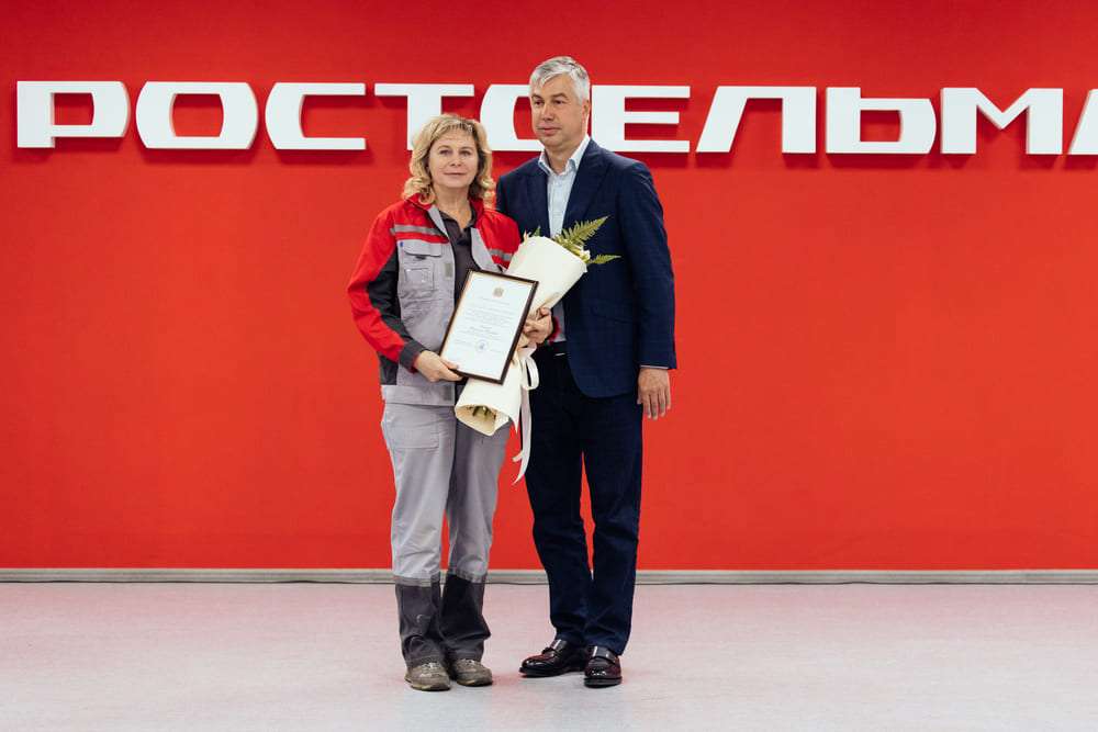 А. Логвиненко вручает награды
